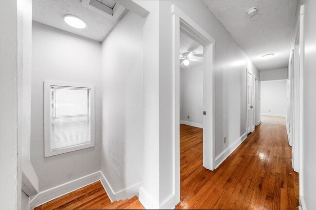 Building Photo - 1378 1/2 Indianola Ave