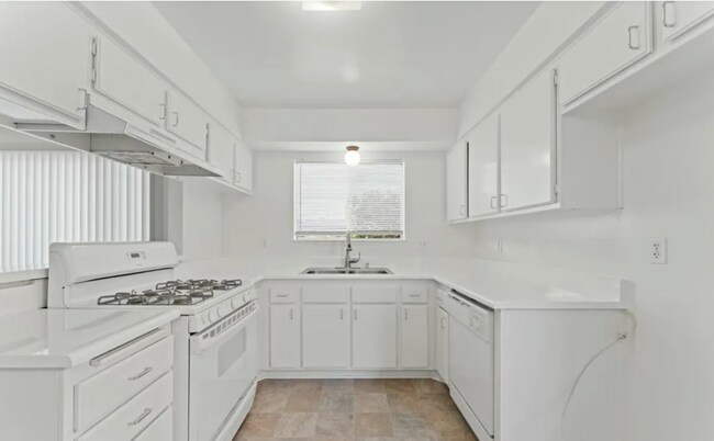Building Photo - East Ventura Duplex – 2 Bedroom, 1.75 Bath...