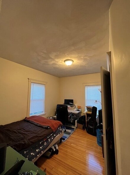 Building Photo - 10 Pinkham Rd