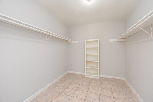 Building Photo - 201 Vanderpool Ln