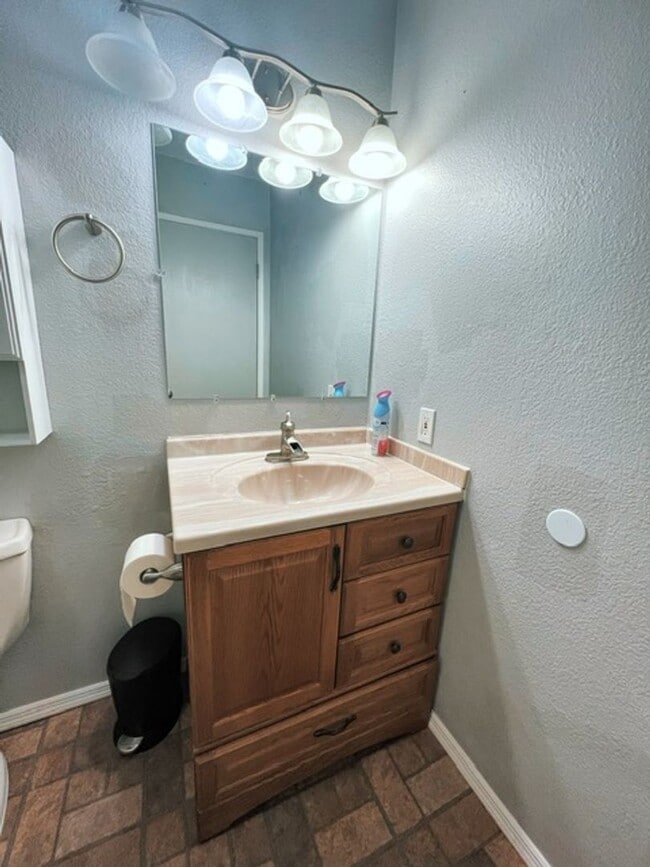 Building Photo - Spacious & Bright Top Floor Condo in East Anchorage, Close to Base + W/D In Unit!