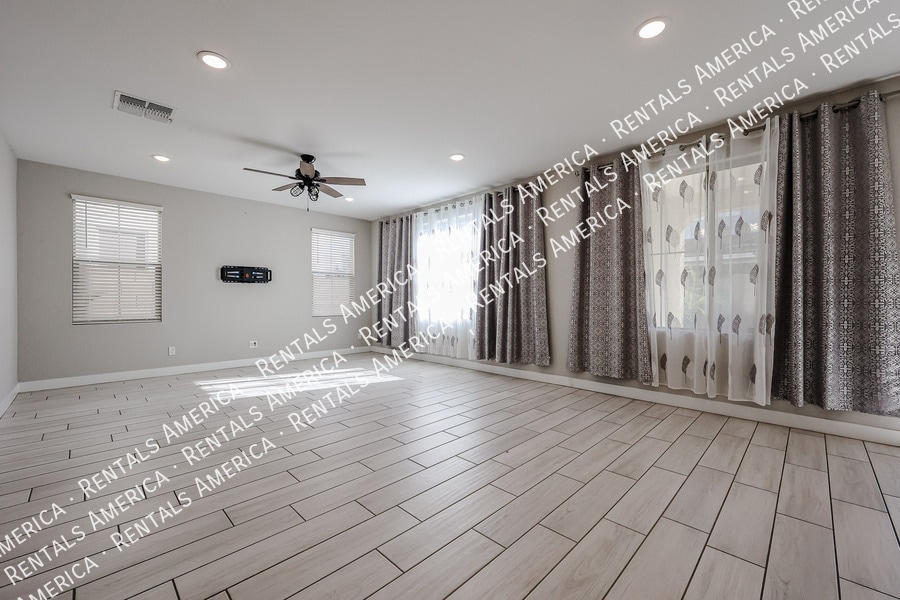 Building Photo - 1321 W Coyote Dr