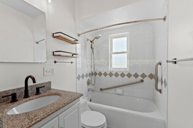 Building Photo - 807 E 40th Ave