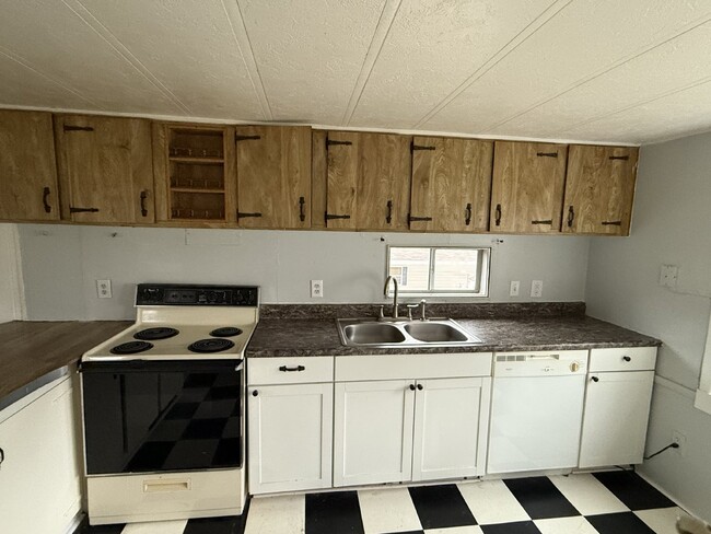 Building Photo - 2 Bedroom 1 Bath Mobile Home in Madison He...