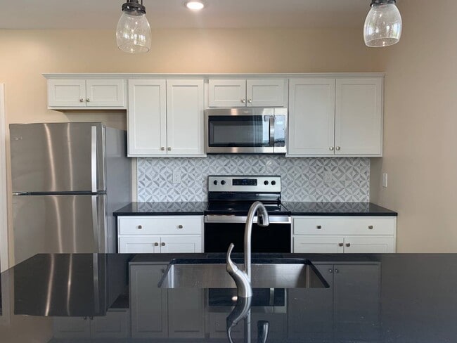 Building Photo - 29 Elk St