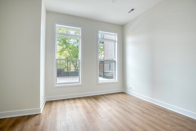 Building Photo - 2228 N Lincoln Ave