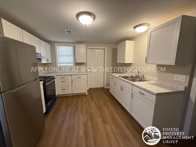 Building Photo - Freshly Renovated 3-Bedroom with Screened Porch