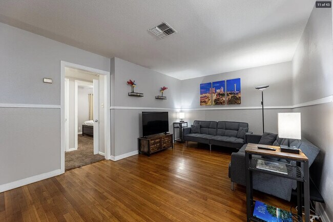 Building Photo - 234 Englewood Dr