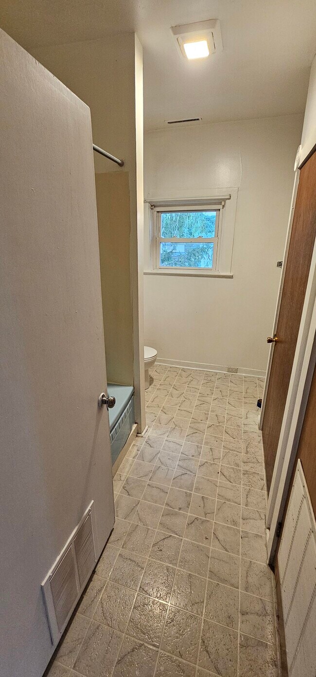 Building Photo - 38 River St