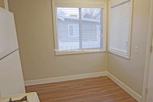 Building Photo - 2 Bed, 1 Bath Upper Unit