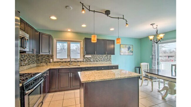 Building Photo - Beautiful Home at Silver Lake