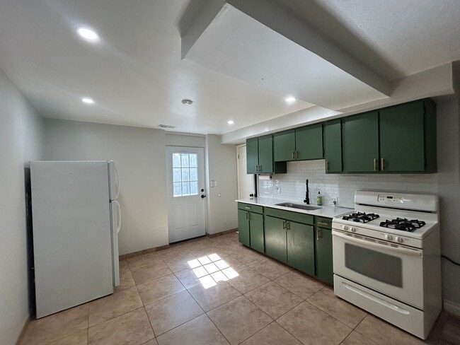 Building Photo - 428 200 E