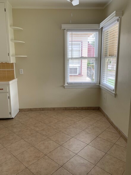 Kitchen eating area - 318 N Bushnell Ave