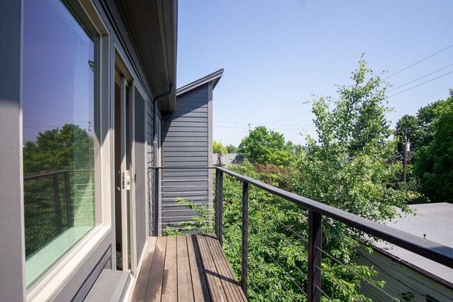 Building Photo - Top Floor 1 Bdr w/Modern Amenities in SE + Pet Friendly!