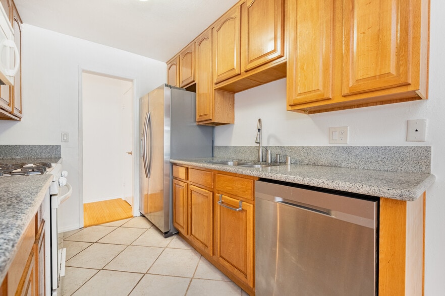 Building Photo - 1535 Granville Ave