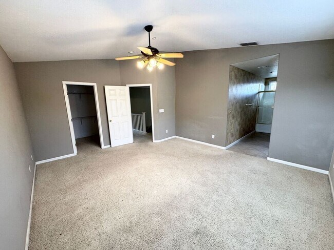 Building Photo - STUNNING & SPACIOUS 4 BEDROOM HOME IN LIVE...