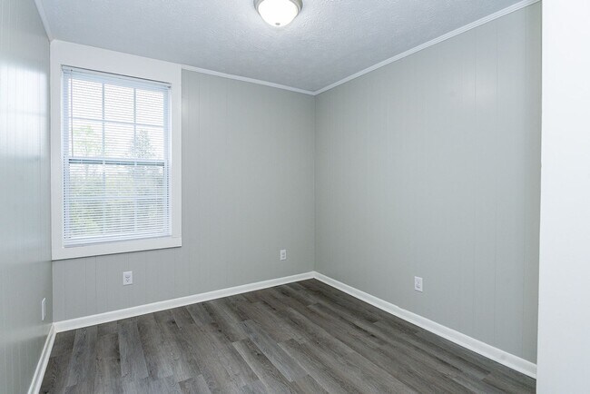 Building Photo - Beautifully renovated 2nd floor, 2 Bdr 1 bath unit in Maryville, TN - Available NOW!