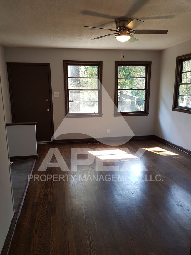 Building Photo - 3 Bd 1- Ba Single Family Home off Western ...