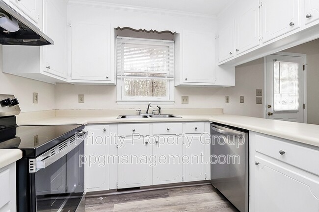 Building Photo - 225 Pineland Ave