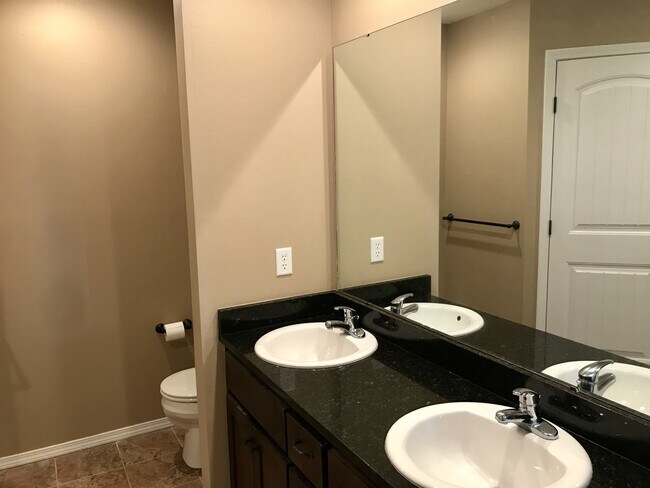 Building Photo - Beautiful home in West Springfield available Now