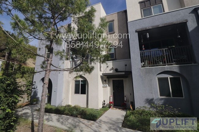 Building Photo - Spacious 4-bedroom, 4-bath Condo