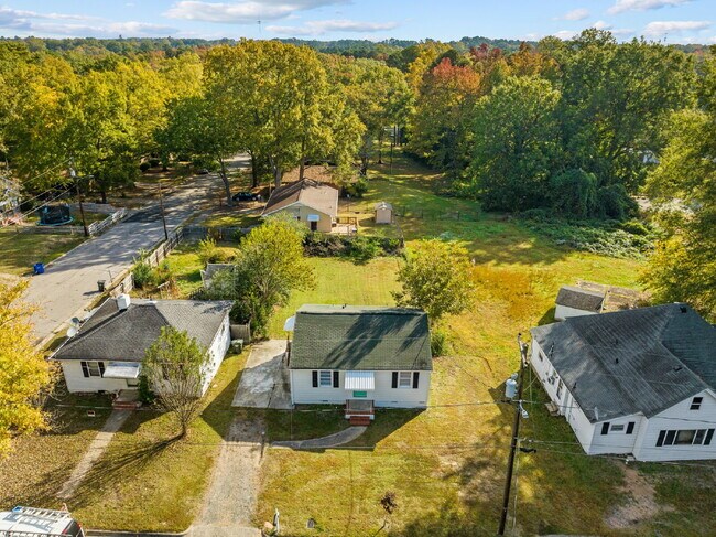 Building Photo - "2-Bed Bungalow with Granite Touches & Gleaming Hardwoods in Durham!"