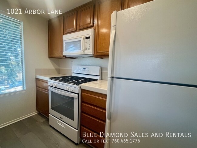 Building Photo - 1021 Arbor Ln