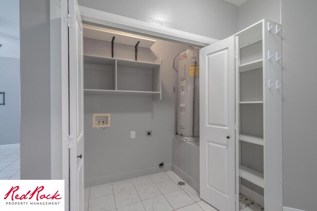 Building Photo - Lovely 2 Bedroom Condo. Pet Friendly!