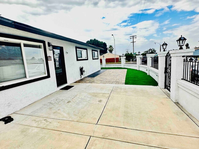 Building Photo - 660 Sunnyside Ave