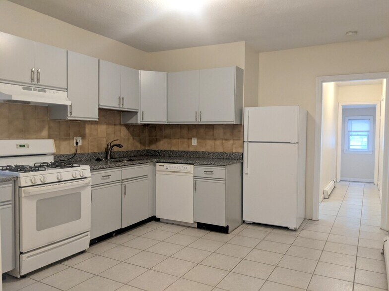 Building Photo - 83 Yorktown St