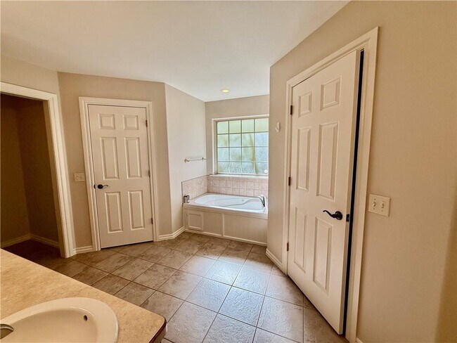 Building Photo - 305 Meadows Ct