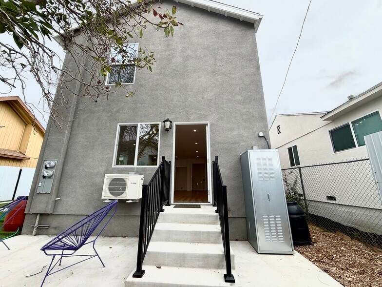 Building Photo - 384 Hargrave St