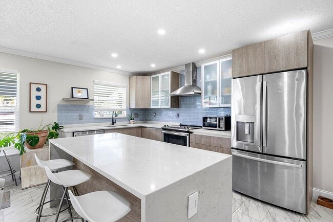 Building Photo - 810 High Point Dr W