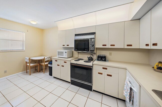Building Photo - 300 N Hwy A1A