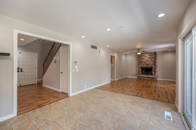 Building Photo - 3661 Slopeview Dr