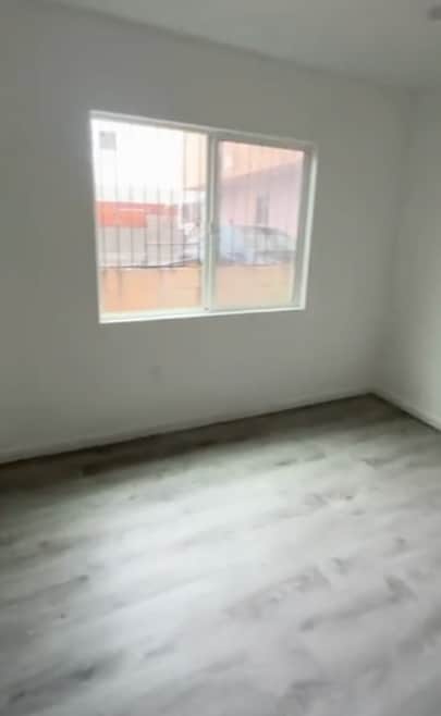 Building Photo - 822 W 42nd Pl