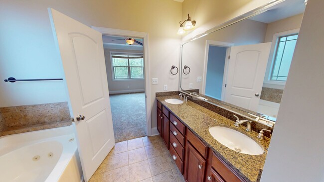 Building Photo - Large 5 Bedroom with Large Fenced in Back ...