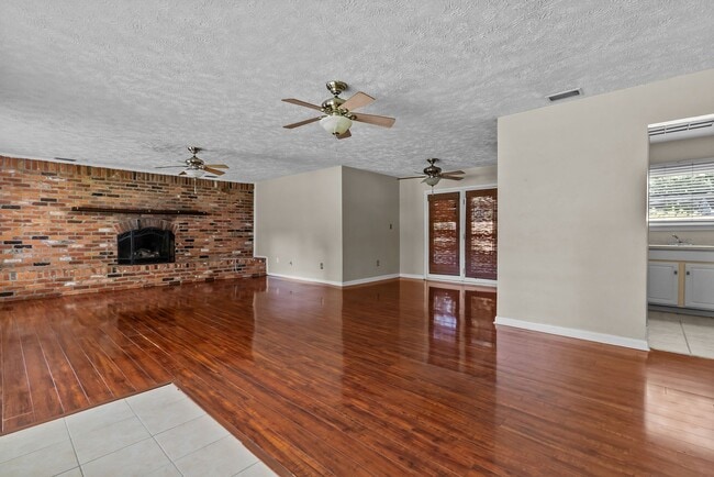 Building Photo - Great Location and Access to Interstate!