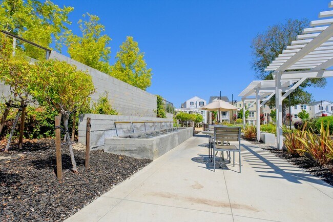 Building Photo - Beautiful end unit 4 bedroom condo in Dublin