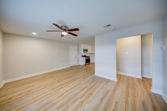 Building Photo - 1418 13th Ave N