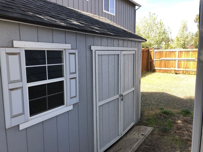 Building Photo - 4 Bedroom / 2.5 Bathroom Home in SE Bend