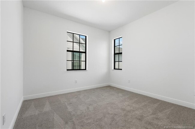 Building Photo - 870 SW Newfield Ave