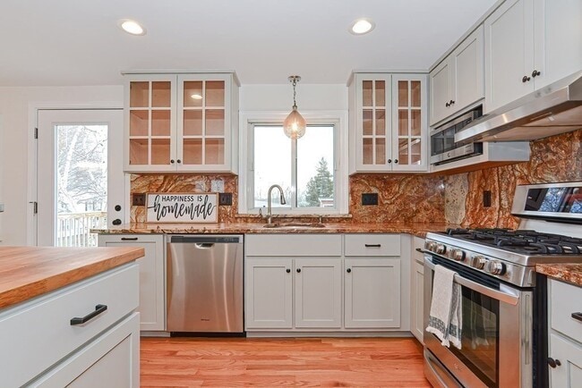 Building Photo - 21 Swan Ave