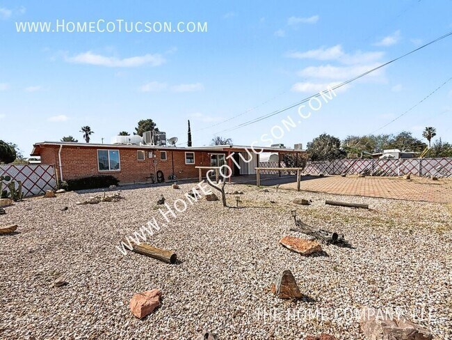 Building Photo - 6225 E Calle Aurora