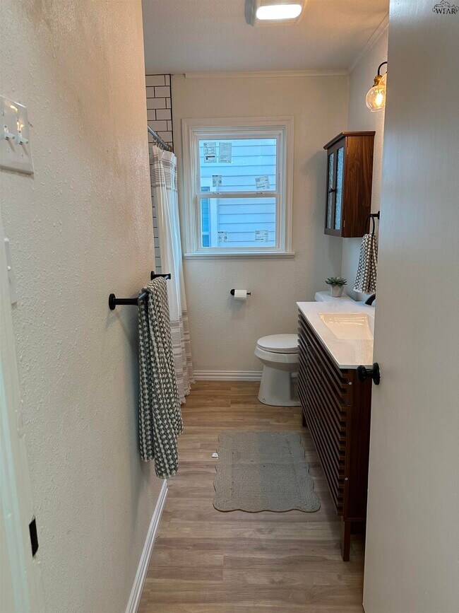 Building Photo - 3213 Hollywood Ave