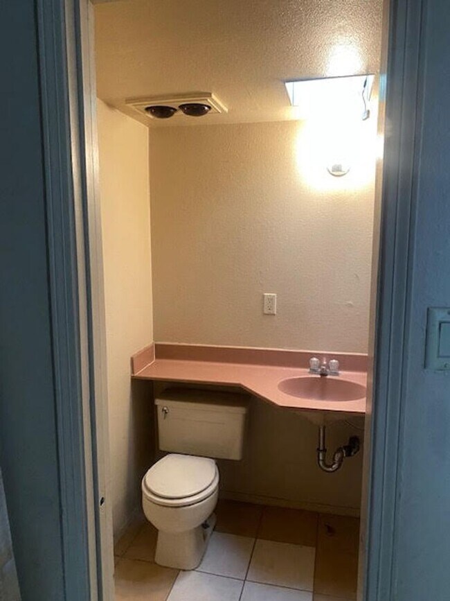 Building Photo - Cute townhome conveniently located in Nort...