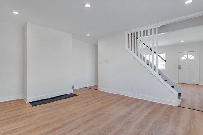 Building Photo - Updated 2 Bed, 1.5 Bath Home in Bloomfield...