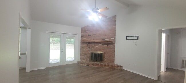Building Photo - Beautiful 3 bedroom/2 bath with fireplace and huge covered back patio!
