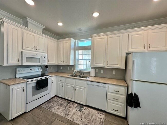 Building Photo - 138 NE Coastal Dr