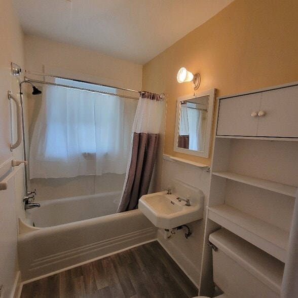 Building Photo - 721 SE Kane St